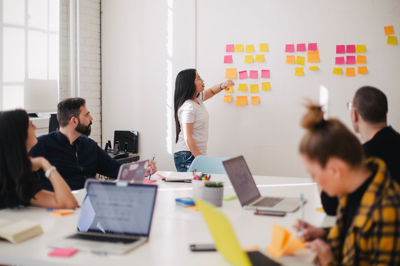 Advisor and client planning an engagement scope across a desk